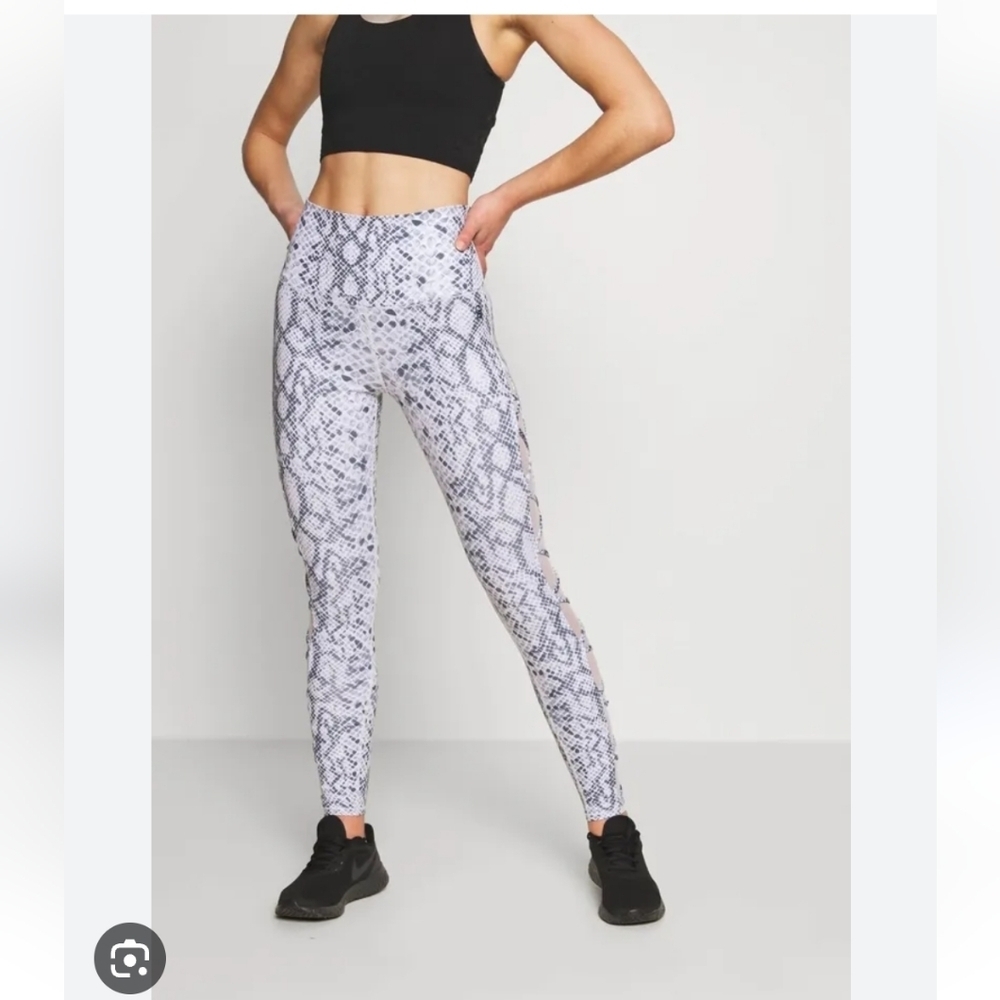 🖤🩶🤍Good American zig zag leggings